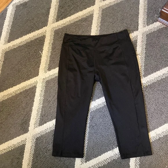 3/$15 Danskin Now Black Capri Leggings size Medium 8-10 - Picture 1 of 3